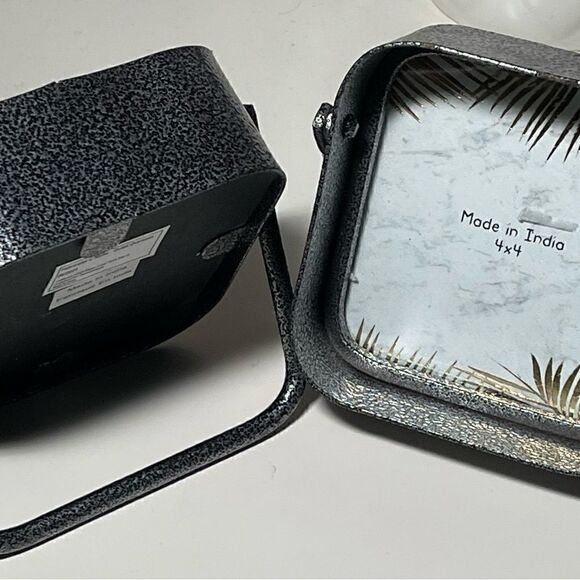 2 metal 4x4 photo frames - Picture 2 of 6